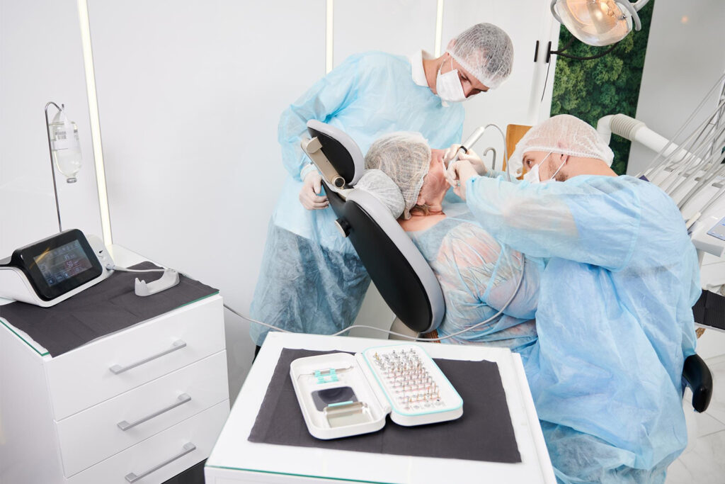 Konforlu diş tedavisi ve sedasyon planlaması yapılan klinik uygulama